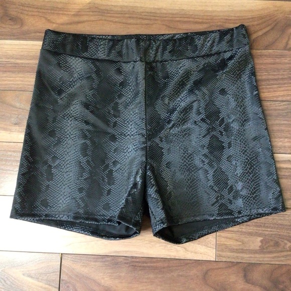 SHEIN Curve High Waist Snakeskin Print Shorts - Picture 5 of 11